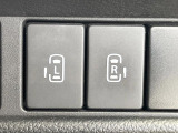 【両側パワースライドドア】スマートキーや運転席のスイッチで後席両側スライドドアの開閉が可能♪電動だから力を入れてドアを開ける必要が無く、小さなお子様でも簡単に開け閉めでき快適です♪