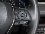 ステアリングスイッチ付きで、運転中に視線を前に向けたまま操作できます。