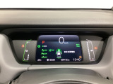 デジタル表示のスピードメーターとタコメーター、燃費やオドメーターなどの表示の他に、ホンダセンシング機能などの表示もできる多機能なマルチインフォメーション・ディスプレイです。
