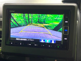 【バックカメラ】駐車時に後方がリアルタイム映像で確認できます。大型商業施設や立体駐車場での駐車時や、夜間のバック時に大活躍!運転スキルに関わらず、今や必須となった装備のひとつです!