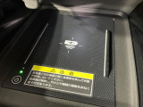 【置くだけ充電】ワイヤレスでエンジン始動中であれば置くだけで充電可能!コードが絡むことがなくなるので車内もすっきり清潔感が保てます!