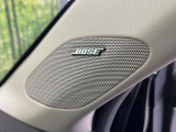 【BOSEサウンドシステム】メーカーオプションの高品位サウンドシステムを搭載。専用のチューニングが施された大小様々なスピーカーから良質なサウンドが奏でられ、臨場感あふれる音響空間を演出します。