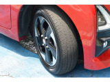 日産純正アルミホイール。タイヤサイズは155/65R14インチです。