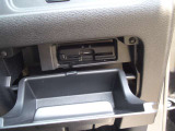 運転席の右下側の小物入れ内にETCがビルトインされています。