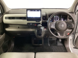 車内は光触媒抗菌消臭施工済です。スタイリッシュなデザインで暖かみのあるインパネ周りを演出します。グローブボックスやカップホルダーのほかにトレーなどたくさんの収納スペースが装備されています。