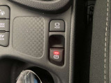 指先でパーキングブレーキの操作ができます。ブレーキホールドもついているので停止中に、ブレーキペダルから足を離しても停止状態を維持し続けてくれます。信号待ちなどの際に非常に便利です。