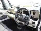 ★運転席周辺★大きなフロントガラスで見晴らしよく運転しやすい設計と、広くてゆとりのある運転席。楽な姿勢で座ることが出来るので長時間の運転でも疲れにくいですし体もぶれにくく工夫されています!