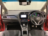 車内は光触媒抗菌消臭施工済です。インパネ周りはスタイリッシュなデザインで機能や装備も充実しています。グローブボックスやカップホルダーのほかにトレーなどたくさんの収納スペースが付いています。