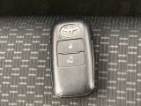 ドアの開閉時、両手が荷物で塞がっている時はキーレスでのカギの解除が大変ですよね。スマートキーはポケットやバッグに入れておけば、ノブに触れただけでロックの解除が可能です。とても便利な機能です。