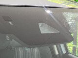 【i-ACTIVESENSE】走行中に前方の車両等を認識し、衝突しそうな時は警報とブレーキで衝突回避と被害軽減をアシスト。より安全にドライブをお楽しみいただけます。