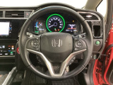 ハンドルにHondaセンシング系のクルーズコントロールやレーンキープアシストなどのスイッチと、オーディオの操作スイッチが装備されています。ハンドルから手を離さず安全に操作できます。