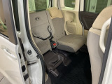 後席をはね上げれば、「もうひとつの荷室」が生まれます。