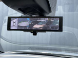 車両後方のカメラ映像を映し出し、車内の状況や、天候などに影響されずいつでもクリアな後方視界が得られるインテリジェントル-ムミラ-が装備されております。