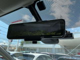 車体の後部にカメラがついていて、その映像がルームミラー内のモニターに表示します。人や荷物などで視界が遮られた時なども確認がしやすいです。