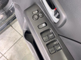 【電動格納ミラー】サイドミラーは電動格納式となっており、狭い駐車場でもキズがつくリスクを抑えられます。
