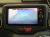 車両後方の映像を映すバックモニター。進路を確認しながら安全に車庫入れできます。