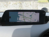 純正ナビSDカード装備。カーナビはドライバーが見やすいように、少しだけ、運転席にの方に傾いています。