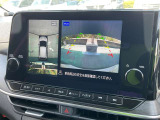 上から見下ろしているような視点で周囲が確認できるアラウンドビューモニターです。上から見下らしているような映像によって縦列駐車もラクラク、駐車が苦手な人の強い味方です!