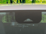 【エマージェンシーブレーキ】走行中に前方の車両等を認識し、衝突しそうな時は警報とブレーキで衝突回避と被害軽減をアシスト。より安全にドライブをお楽しみいただけます。