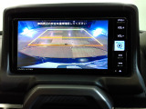 バックカメラの画像です。ガイドラインがスムースな車庫入れをサポートいたします。車庫入れの安心感がアップしますね。