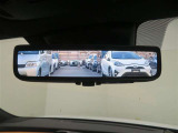 車両後方の視界をクリアに映し出す「デジタルインナーミラー」搭載です。