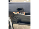 全席パワーウィンドウとなっています。運転席はオートになっているのでワンタッチ開閉することが出来ます。