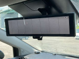スマート・ルームミラーは、車両後方のカメラ映像をミラー面に映し出すので、同乗者や荷室の車内状況に影響されず後方視界が得られます。