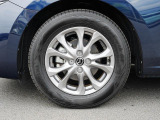 標準装備の純正15インチアルミホイール。タイヤサイズは185/65R15です。