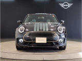 MINIのフロントグリルのデザインはイギリスで生まれた当初から、シルバーのサイドバーが折り重なった伝統的なデザインで御座います。その伝統はBMWのお車になってからでも少しずつ形を変えて守られております