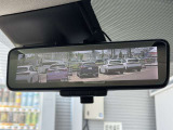 インテリジェントルームミラー☆後席に乗っている人や、大きな荷物を載せていると見にくくなりがちな後方視界。。こちらは車両後方のカメラ映像をミラーに映すので、天候にも影響されないクリアな後方視界を実現☆