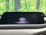 【8.8インチマツダコネクト】車内の雰囲気にマッチした大型のディスプレイ。スマホ接続でのナビ使用やBluetooth再生等、様々な機能が楽しめます。直感的なダイヤル操作が可能で、使い勝手も良好です。