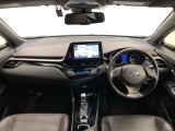 シンプルながら機能性あふれる運転席廻りです。視界性もよく、運転しやすいですよ。