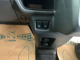 オート式エアコンは操作性が良好です。運転席とにはシートヒーターが装備されており、座面と背もたれをすばやく温め、寒い時期にも快適な運転環境を提供します。