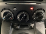 運転中でも直感的に操作ができるレバー式のマニュアルエアコンです。シンプルなのが使いやすい!