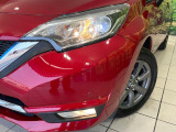 【LEDヘッドライト】悪天候や夜間走行時も良好な視界を確保し安心して運転できる高輝度LEDヘッドライトを装備!点灯速度が早く、消費電力も抑えられています。