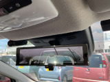 車体の後部にカメラがついていて、その映像がルームミラー内のモニターに表示します。人や荷物などで視界が遮られた時なども確認がしやすいです。