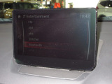 ナビゲーションは純正8インチメモリーナビを装着しております。AM、FM、CD、DVD再生、Bluetooth、フルセグTVがご使用いただけます。初めて訪れた場所でも安心ですね!