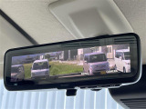 【デジタルルームミラー】車両後方カメラの映像をルームミラーに映すことが出来ます。 そのため、後席に人や荷物があって後方が見えづらい場合でもしっかり視界を確保することが出来ます。