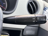 【オートライト(AUTO)】外の明るさをシステムが感知して、自動でヘッドライトが点灯します。ヘッドライトをつけ忘れを防ぐ便利機能です。