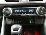 左右独立温度コントロールフルオートエアコンです。運転席、助手席それぞれで独立して温度設定ができます。冷え性の方が乗っても安心ですね♪