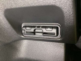 ハンドルの右側にはヘットライトリベライザーとVSA(ABS+TCS+横滑り抑制)の解除スイッチがついています。ヘッドライトリベライザーは道路状況や積荷の加重に応じてライトの高さを調節できます。