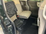 後席をはね上げれば、「もうひとつの荷室」が生まれます。