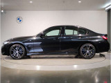 BMWではロングホイールベースの採用をしており、すべての車種に適用され、走行中の安定感の向上されております。また室内空間の広さにも貢献しております。