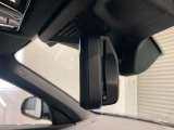 BMWではルームミラーの裏側にETCの車載器が内蔵されており、別途で車載器の購入必要なしで非常にスマート。皆様が驚かれるポイントのでもあります