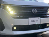 配光特性に優れ路肩まで明るく照らすLEDライトを採用、対向車への眩惑を防ぐマニュアルレベライザーも完備!