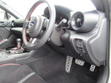 アルミスポーツペダルを装備の運転席回りです。