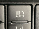 対向車がいないとき、見通しの悪い道路は暗くて怖いですよね。。。こちらのクルマはオートマチックハイビーム搭載です!対向車の有無で自動でハイ・ロウビームに切り替えます。