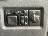 【電動格納ミラー】サイドミラーは電動格納式となっており、狭い駐車場でもキズがつくリスクを抑えられます。