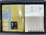 スマートキーは鍵をバッグに入れたままでもドアロックの開閉やエンジンのON・OFFができます。夜間や雨の日も鍵を探さなくて良いので便利です。