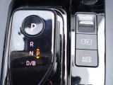 オートブレーキホールド機能は運転者のブレーキ操作によって停車した際に自動的にブレーキ力を保持する機能です。ブレ-キが保持されているときにアクセルペダルを踏むとブレ-キが解除され発進する事が出来ます